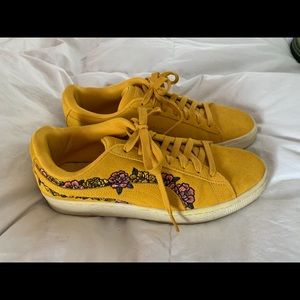 Amazing suede, embroidered Pumas!